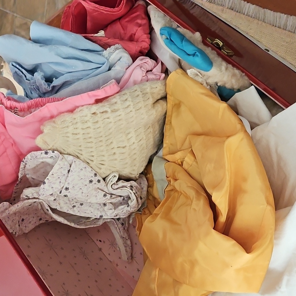Vintage Doll Trunk With Doll Clothing - Picture 8 of 8